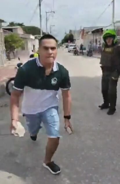 El hombre tenía las dos piedras en las manos