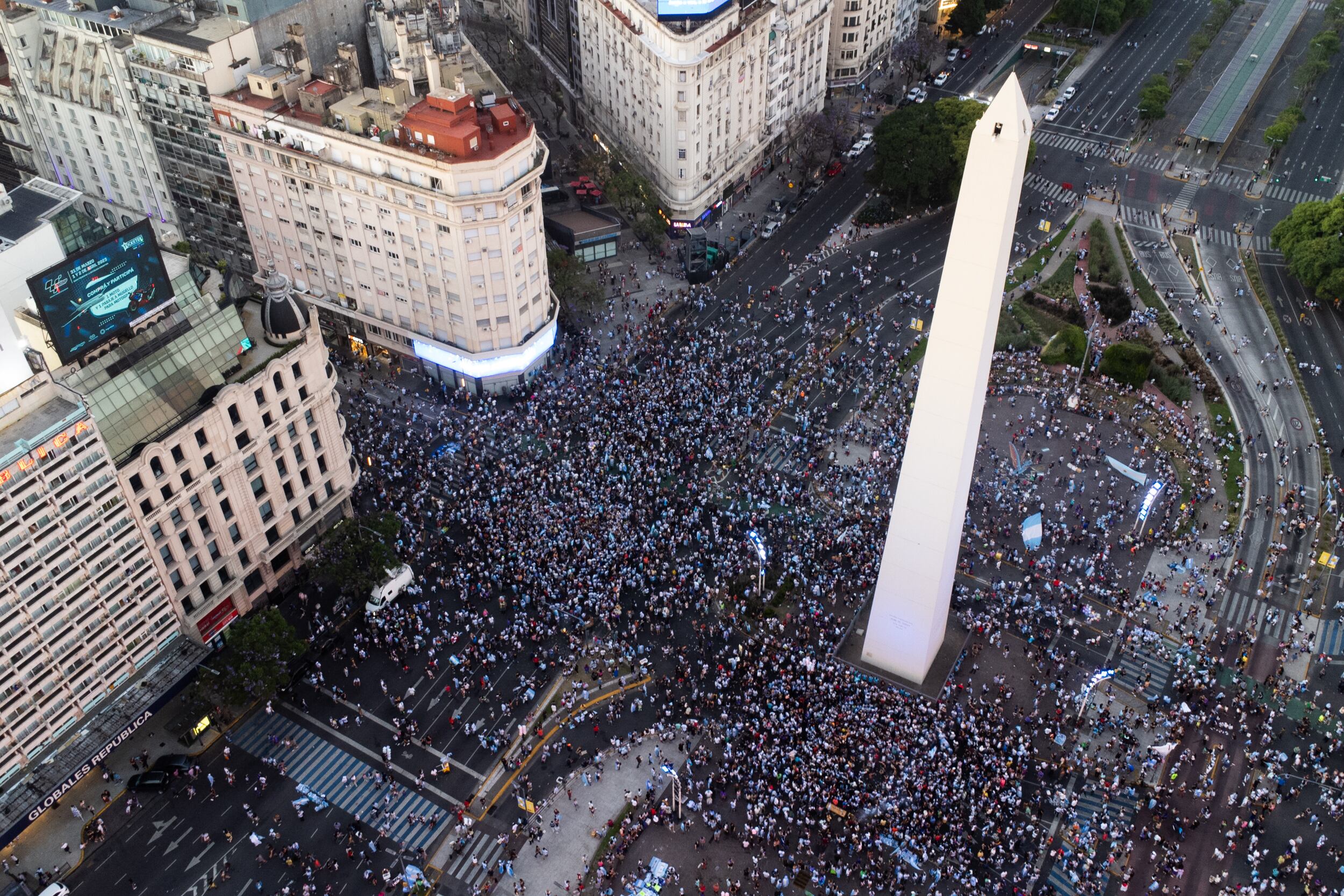 Hinchas argentinos celebrando el paso a la final de su selección en el Obelisco de Buenos Aires.