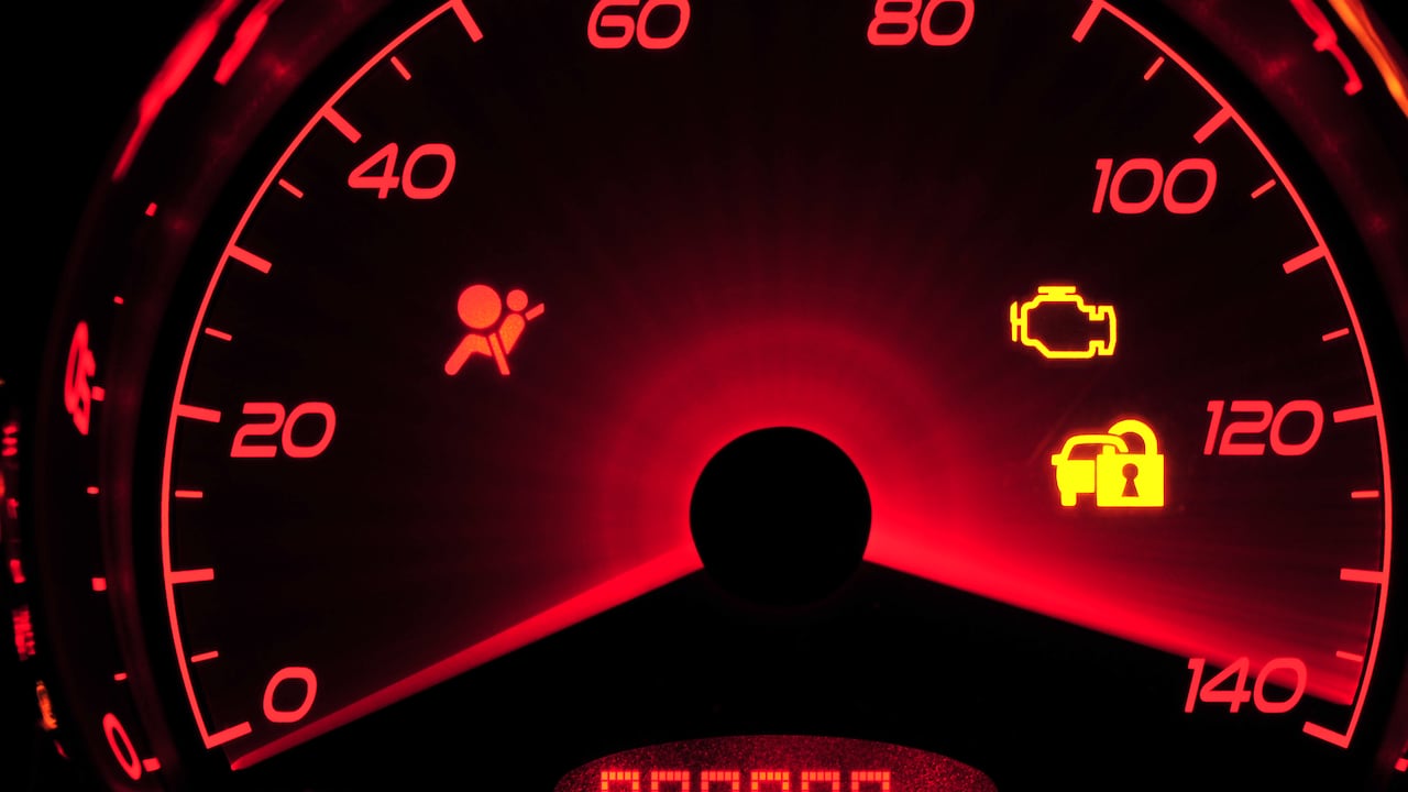 Los testigos del carro tienen diferentes colores y significados.