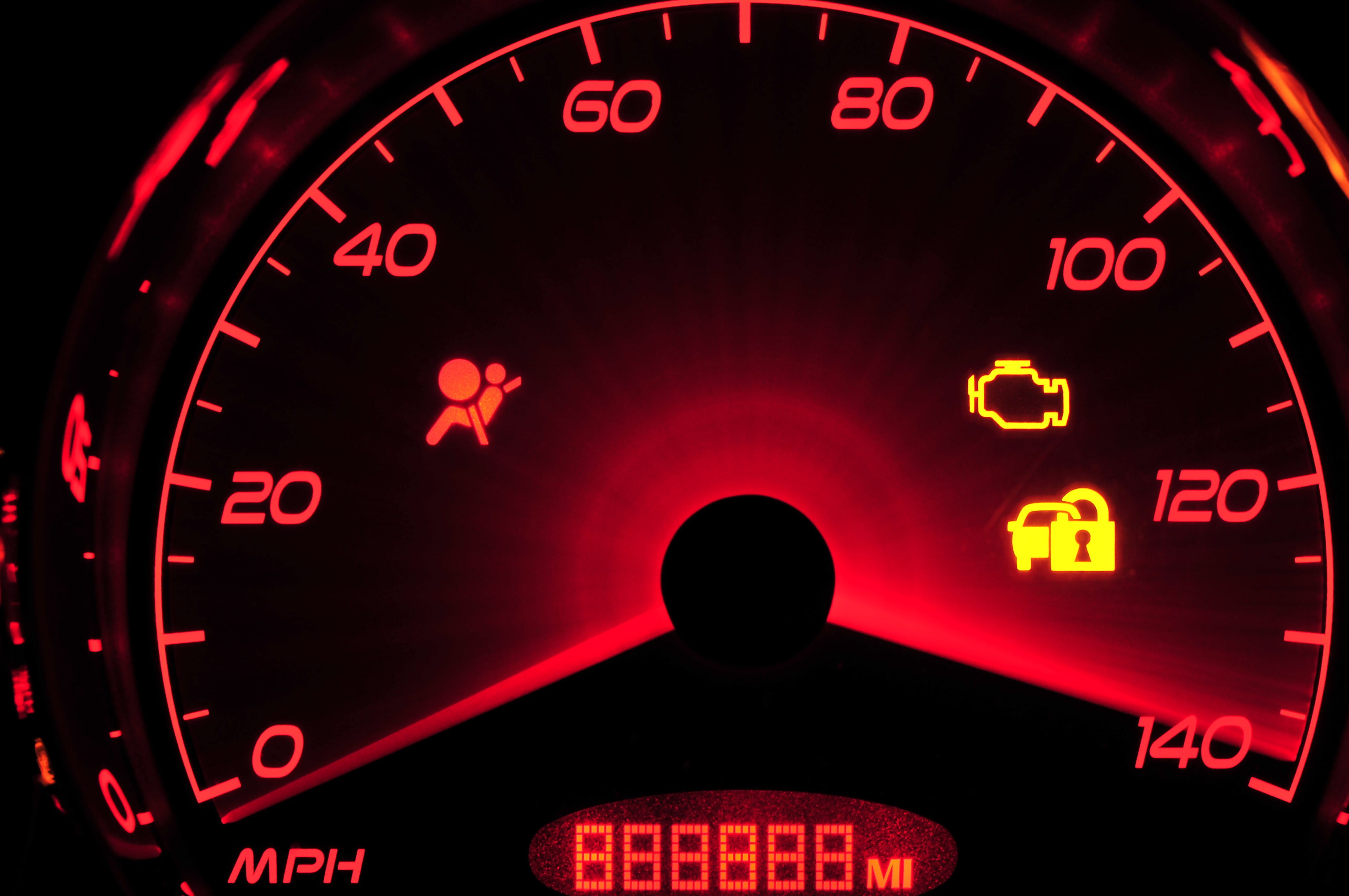 Los testigos del carro tienen diferentes colores y significados.