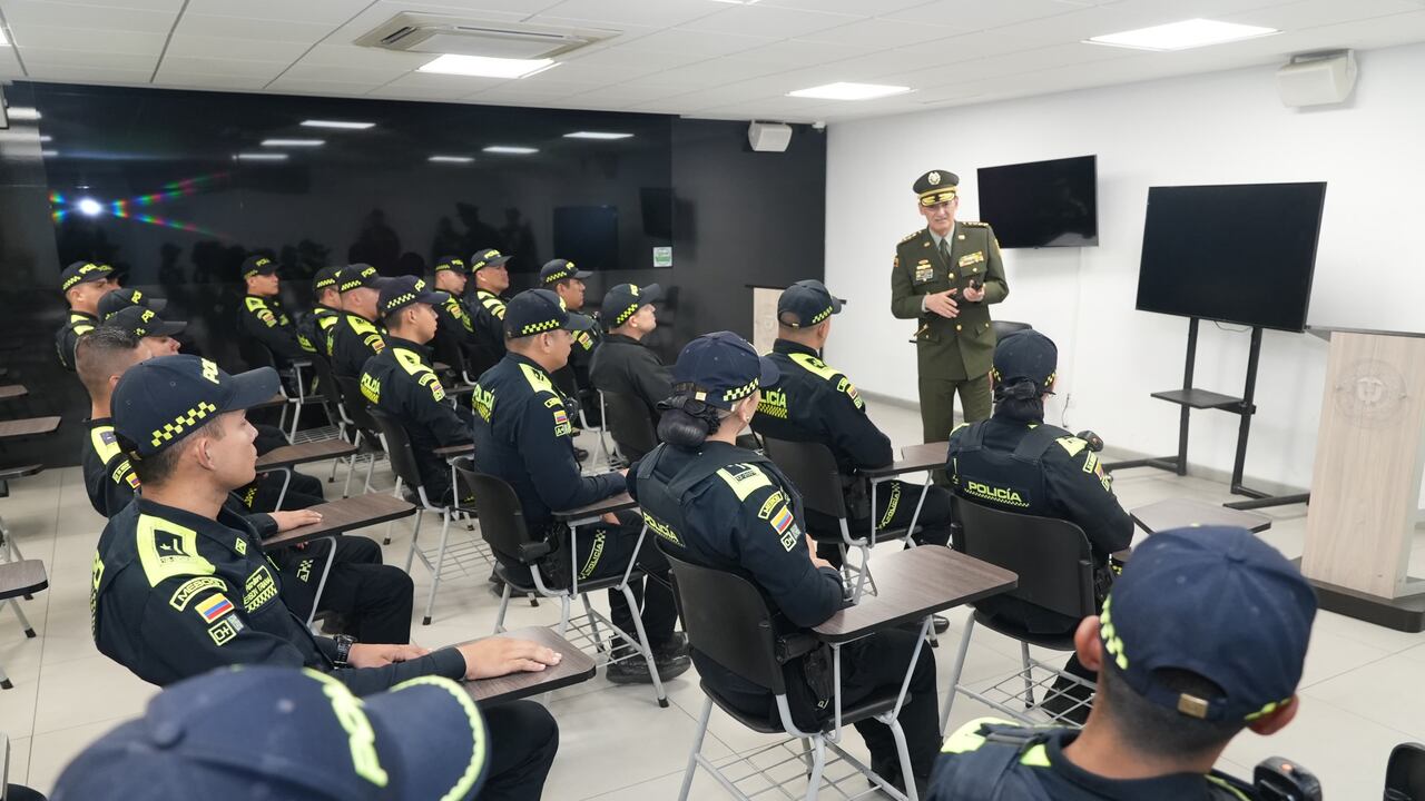 El director de la Policía, el general William Salamanca, conversa con policías sobre el nuevo modelo de policía que busca tener más contacto con la comunidad.