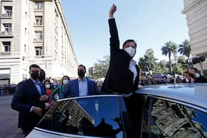 El presidente electo de Chile, Gabriel Boric, sale de una reunión en Santiago, Chile, el jueves 10 de marzo de 2022. La ceremonia de investidura presidencial de Boric está programada para el viernes. Foto AP/Luis Hidalg