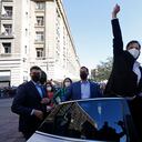 El presidente electo de Chile, Gabriel Boric, sale de una reunión en Santiago, Chile, el jueves 10 de marzo de 2022. La ceremonia de investidura presidencial de Boric está programada para el viernes. Foto AP/Luis Hidalg