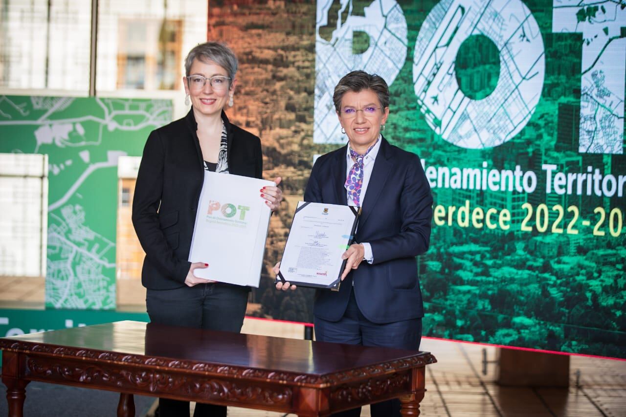 Alcaldesa Claudia López y la secretaria de Planeación, María Mercedes Jaramillo, expidiendo el POT por decreto.