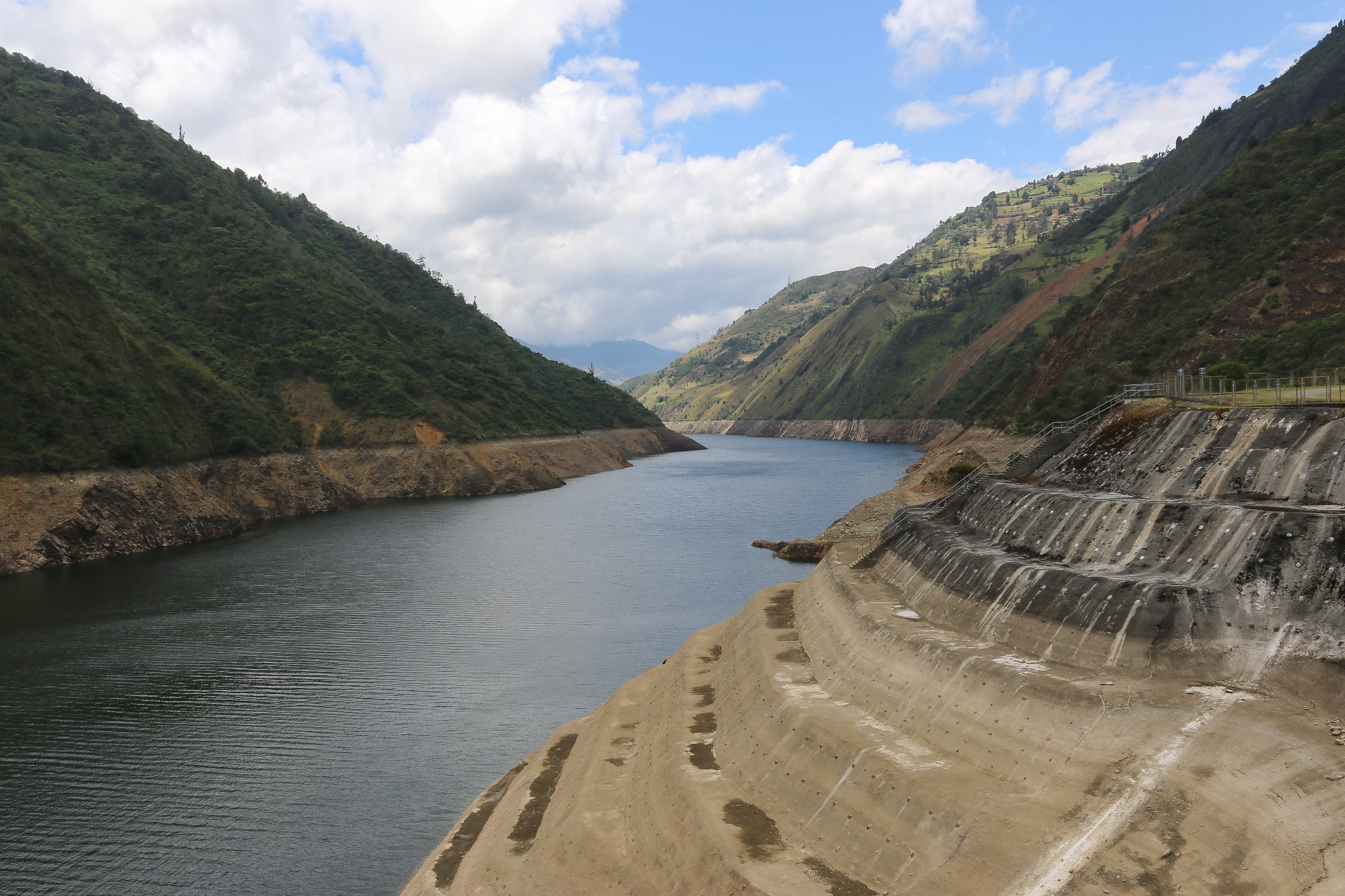 Vista del bajo nivel de agua en la central hidroeléctrica de Mazar en Las Palmas, Ecuador, tomada el 17 de septiembre de 2024. Ecuador implementará en todo el país apagones nocturnos de ocho horas y teletrabajo en el sector público para hacer frente a la peor sequía en 60 años que amenaza sus plantas hidroeléctricas, dijo el gobierno el martes. (Foto de Fernando Machado/AFP)