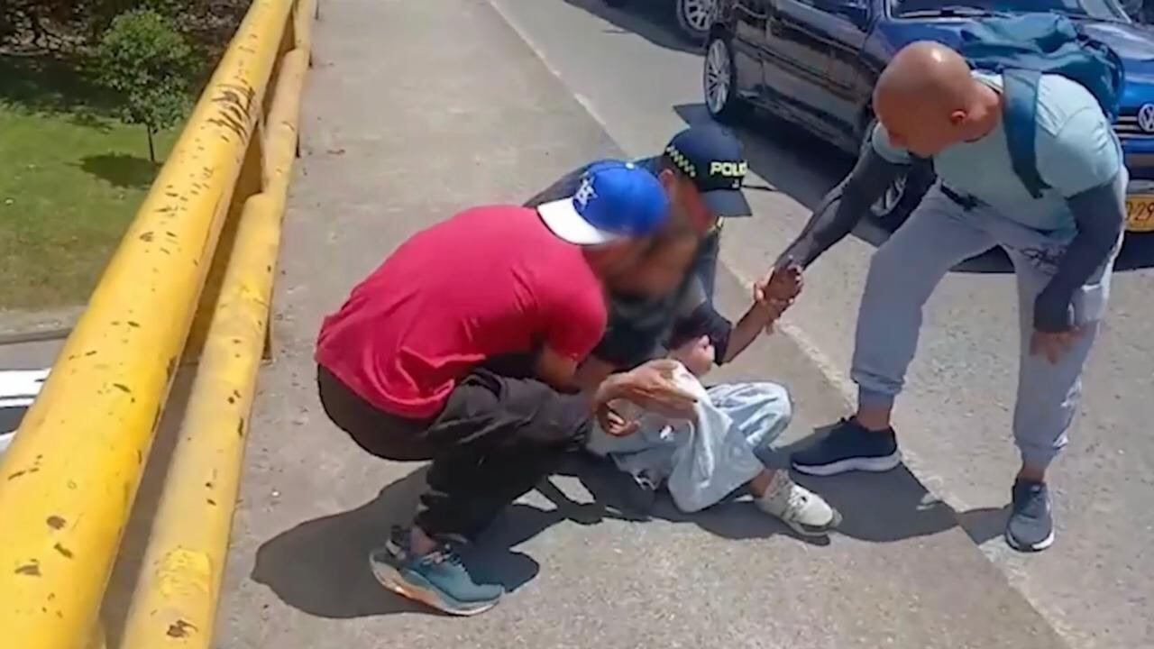 Policía salvó a joven que pretendía lanzarse de un puente en Medellín