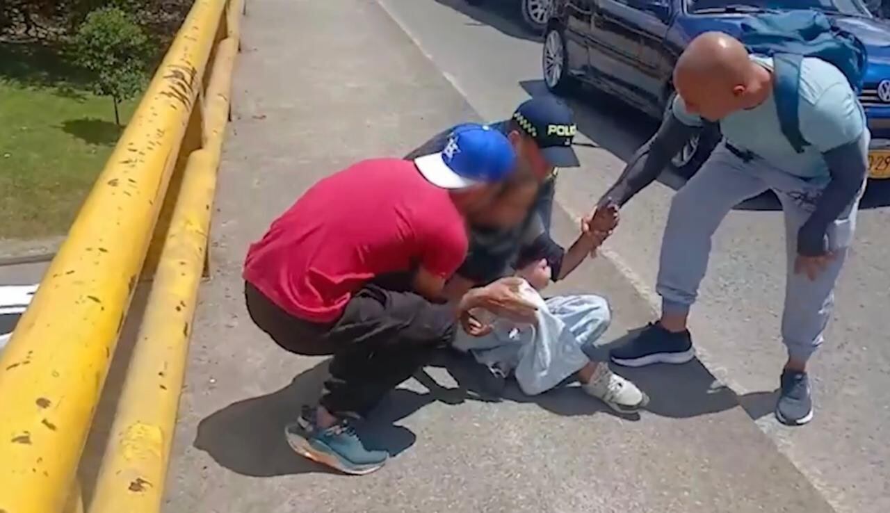 Policía salvó a joven que pretendía lanzarse de un puente en Medellín