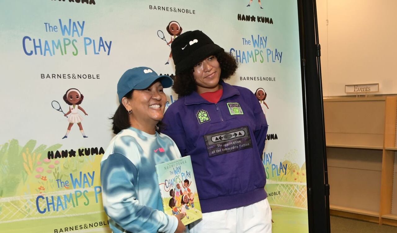 Naomi Osaka, junto a sus fanáticos, se tomó fotos en California en el lanzamiento de su libro titulado "The Way Champs Play"