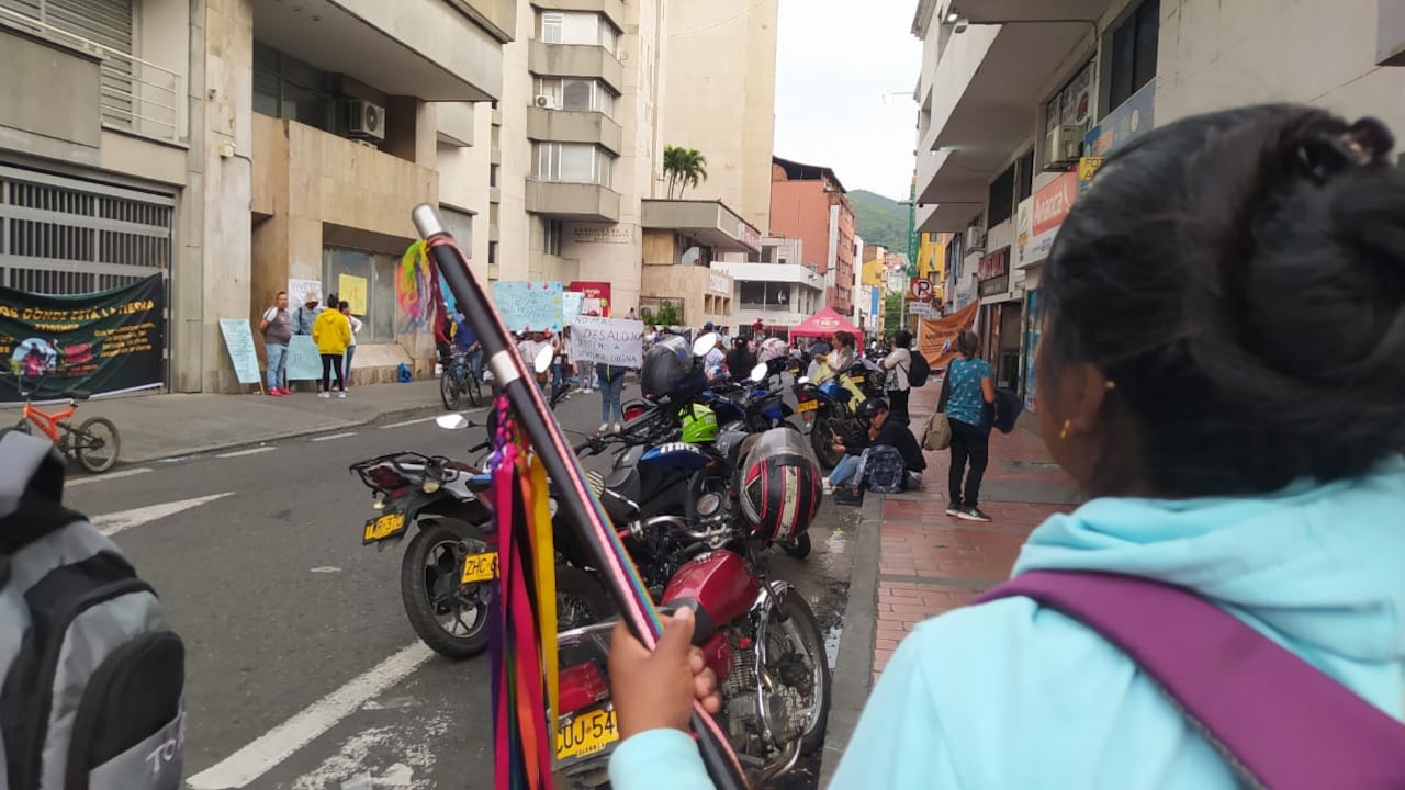Más de 300 indígenas permanecen desde el miércoles, 4 de octubre, a las afueras de la Oficina de Restitución de Tierras del Valle del Cauca, ubicada en el centro de Cali.