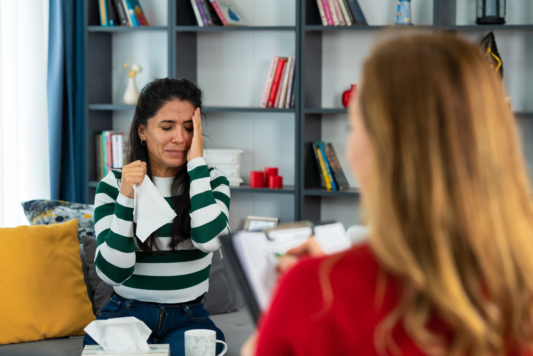 La comunicación respetuosa y consciente se convierte en una herramienta poderosa al relacionarnos con personas que experimentan el trastorno bipolar, alejándonos de comentarios que puedan perpetuar estigmas o malentendidos.