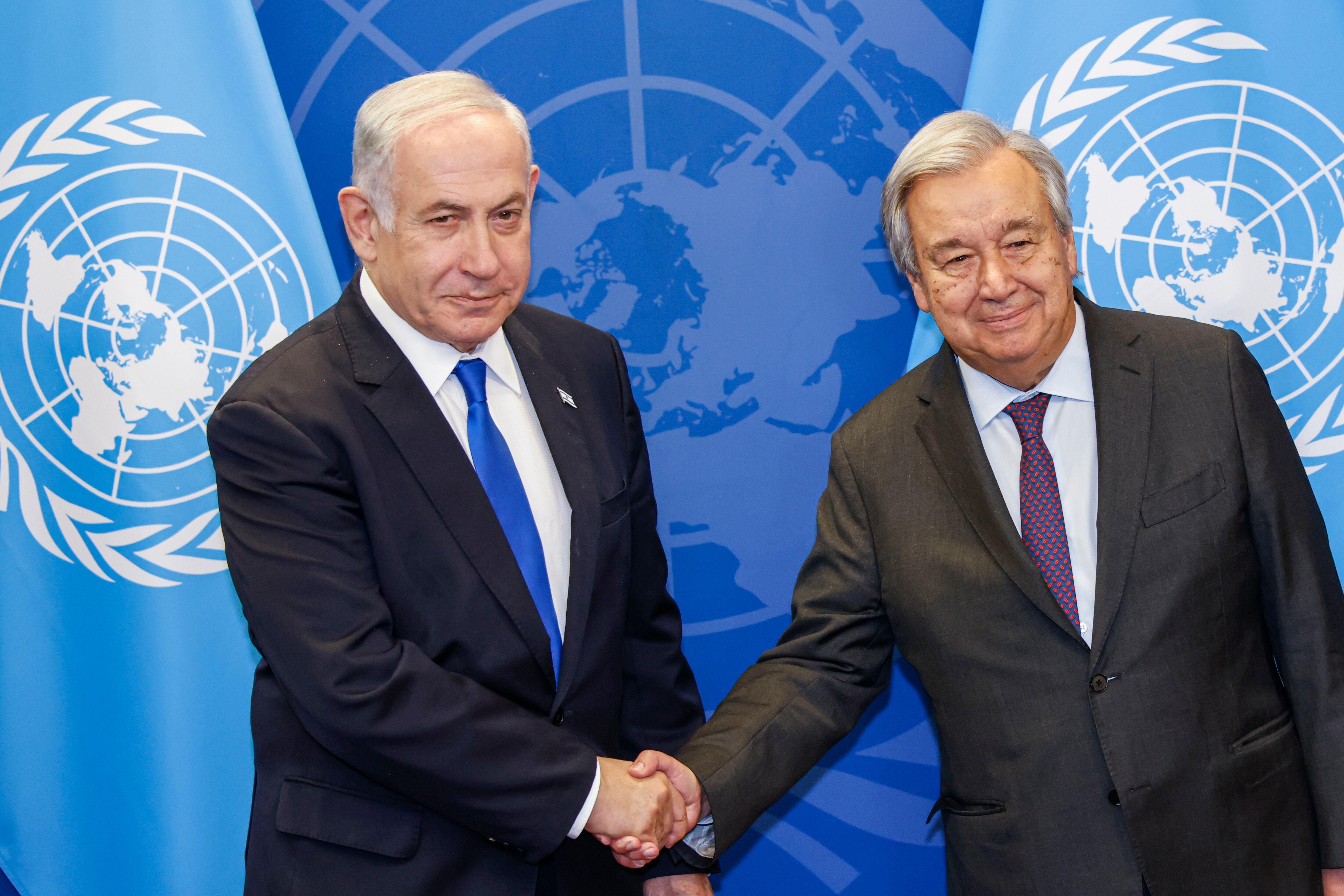 El Secretario General de la ONU, Antonio Guterres (R), le da la mano al Primer Ministro israelí, Benjamin Netanyahu, en la Sede de las Naciones Unidas el 20 de septiembre de 2023 en la ciudad de Nueva York.