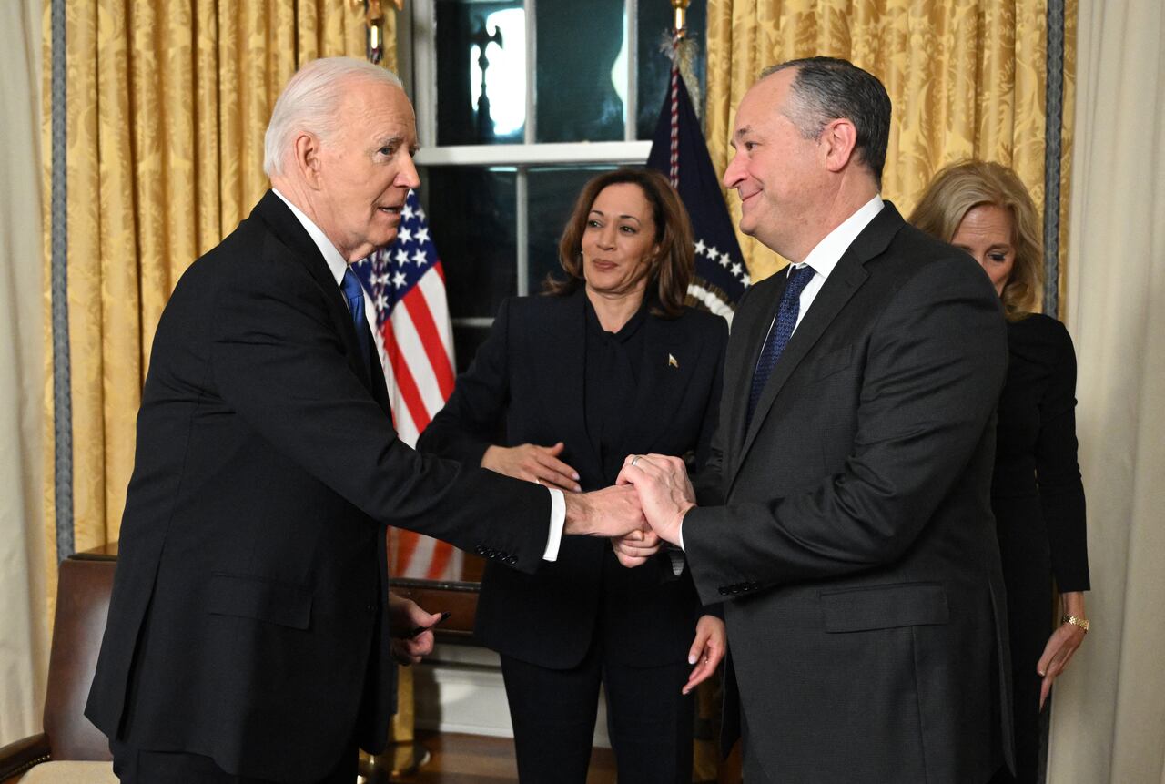 El presidente estadounidense Joe Biden le da la mano al segundo caballero Doug Emhoff mientras la vicepresidenta Kamala Harris y la primera dama Jill Biden observan después de que el presidente pronunció su discurso de despedida a la nación desde la Oficina Oval de la Casa Blanca el 15 de enero de 2025 en Washington, DC. Mandel Ngan - Pool/Getty Images/AFP (Foto de POOL / GETTY IMAGES NORTEAMÉRICA / Getty Images vía AFP)