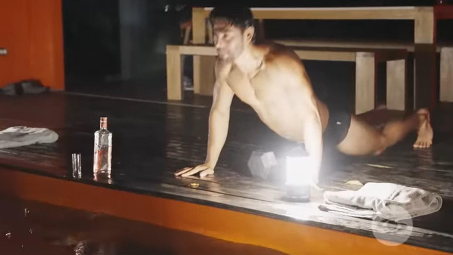 Iván tuvo que hacerles una sesión de striptease que aceleró el pulso de la 'Flaca' y 'Mai'.