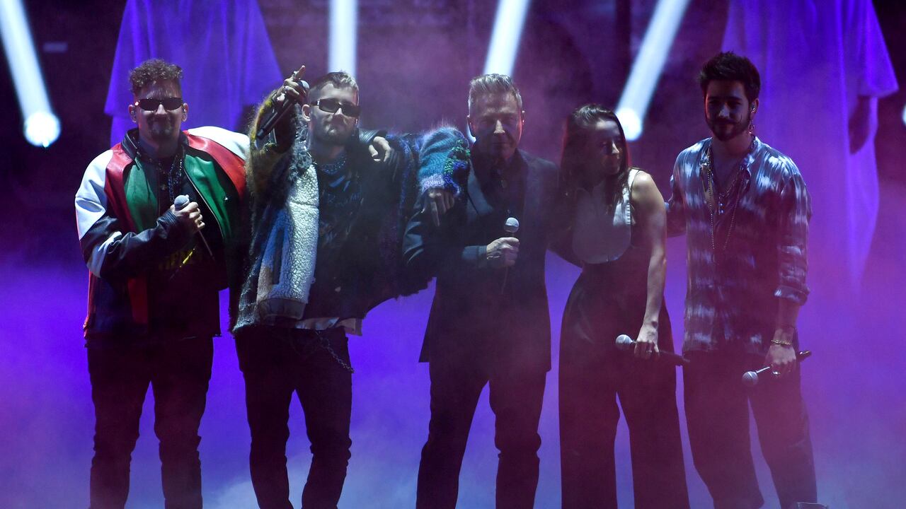 ARCHIVO - De izquierda a derecha Mau y Ricky, Ricardo Montaner, Evaluna y Camilo durante una presentación en el Premio Lo Nuestro en el American Airlines Arena el 14 de febrero de 2021 en Miami. Los Montaner anunciaron la creación de su serie documental sin guion el 19 de abril de 2021. (Foto AP/Jim Rassol, archivo)