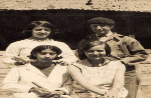 Aunque su estilo era muy diferente, Carolina Cárdenas fue cercana a los miembros del movimiento Bachué. En la imagen, arriba, Josefina Albarracín y su esposo, el español Ramón Barba; abajo, Hena Rodríguez y Carolina.