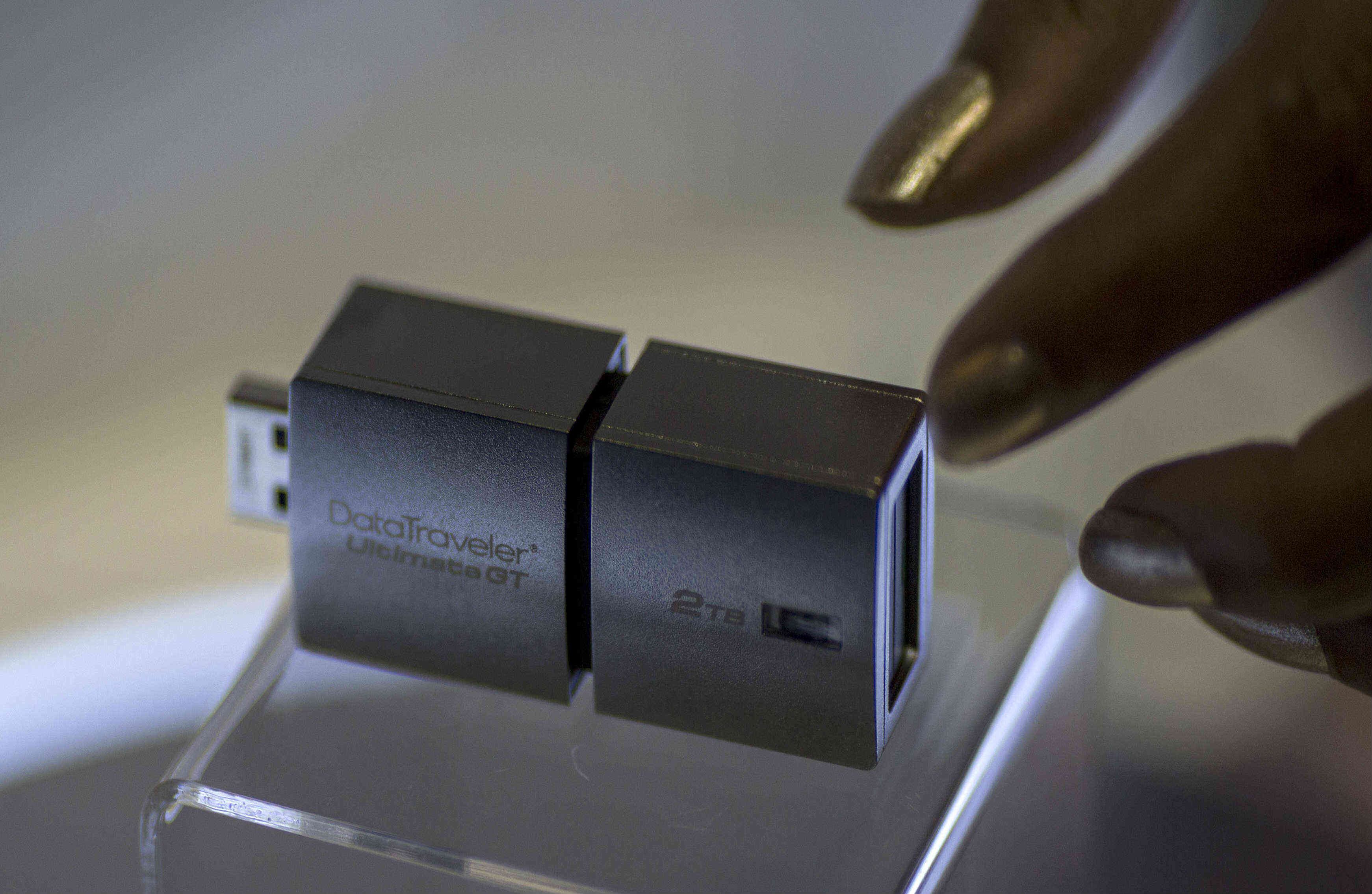 Kinston presentó su USB de 2 Terabytes. Foto de AFP