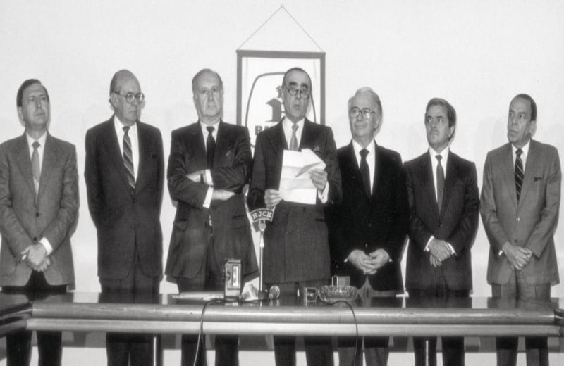 Julio Mario Santo Domingo junto al procurador Mauro hoyos, Alfonso López, Misael Pastrana, Belisario Betancur, Augusto López y Álvaro Gómez Hurtado. Foto tomada en octubre de 1987.