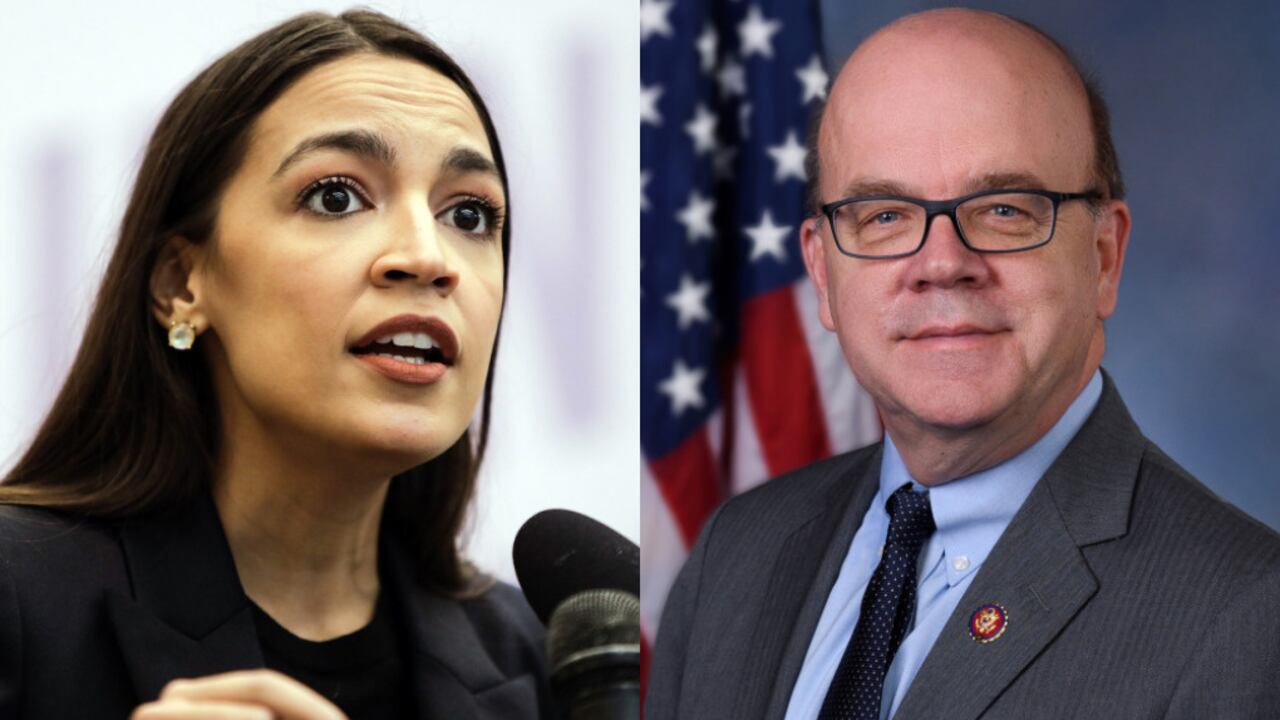 Alexandria Ocasio-Cortez y Jim McGovern, dos de los congresistas que firmaron la carta sobre las elecciones estadounidenses.