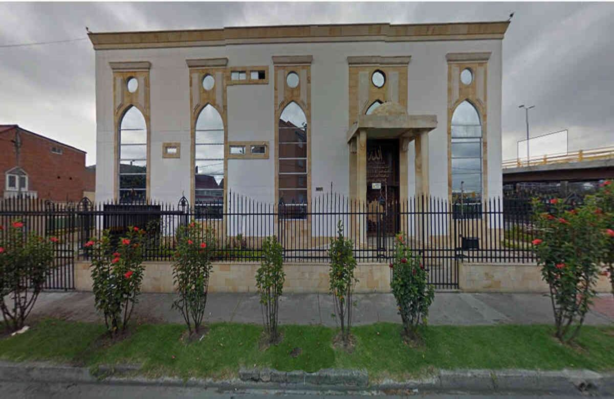 Mezquita Abu Bakr Al Siddique: Ya que la Semana Santa, por tradición, es tiempo de recogimiento religioso, puede aprovechar para conocer otras creencias. Seguramente cuando transita por la calle 80 con 30 su atención ha sido atrapada por la mezquita Abu Bakr Al Siddique. Se trata de una hermosa edificación construida por la comunidad musulmana sunita, a la que asisten normalmente egipcios, sirios... pero también colombianos que comparten esa fe. Usted también puede ir, pero debe tener en cuenta la vestimenta. Los hombres deben vestir traje formal y las mujeres faldas largas y llevar el pelo cubierto. Foto: ytimg.com