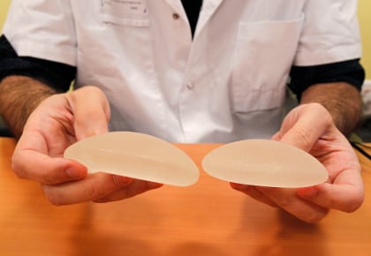 La Administración de Drogas y Alimentos de Estados Unidos (FDA) endureció el miércoles las regulaciones para implantes mamarios.