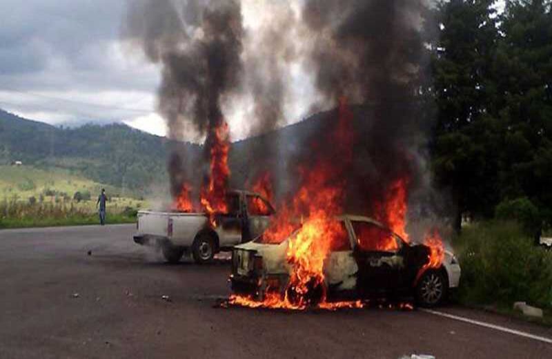 Con las protestas en contra de la reforma educativa en México, fueron capturados cerca de 40 estudiantes en medio de las manifestaciones. A cambio, varios de los compañeros detenidos incendiaron vehículos en el municipio de Paracho, reclamando la liberación de los manifestantes que están en poder de la policía mexicana. 