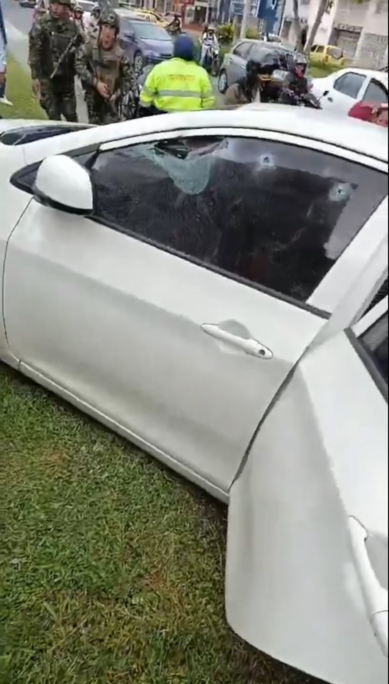 Así quedó el carro del oficial del Ejército asesinado en Popayán, MinDefensa anuncia recompensa de más de 200 millones