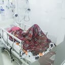 El principal -y más grande- hospital público del suroccidente de Colombia resiste con poco espacio en sus camas UCI para atender el alto número de pacientes covid que necesitan ventilación mecánica.