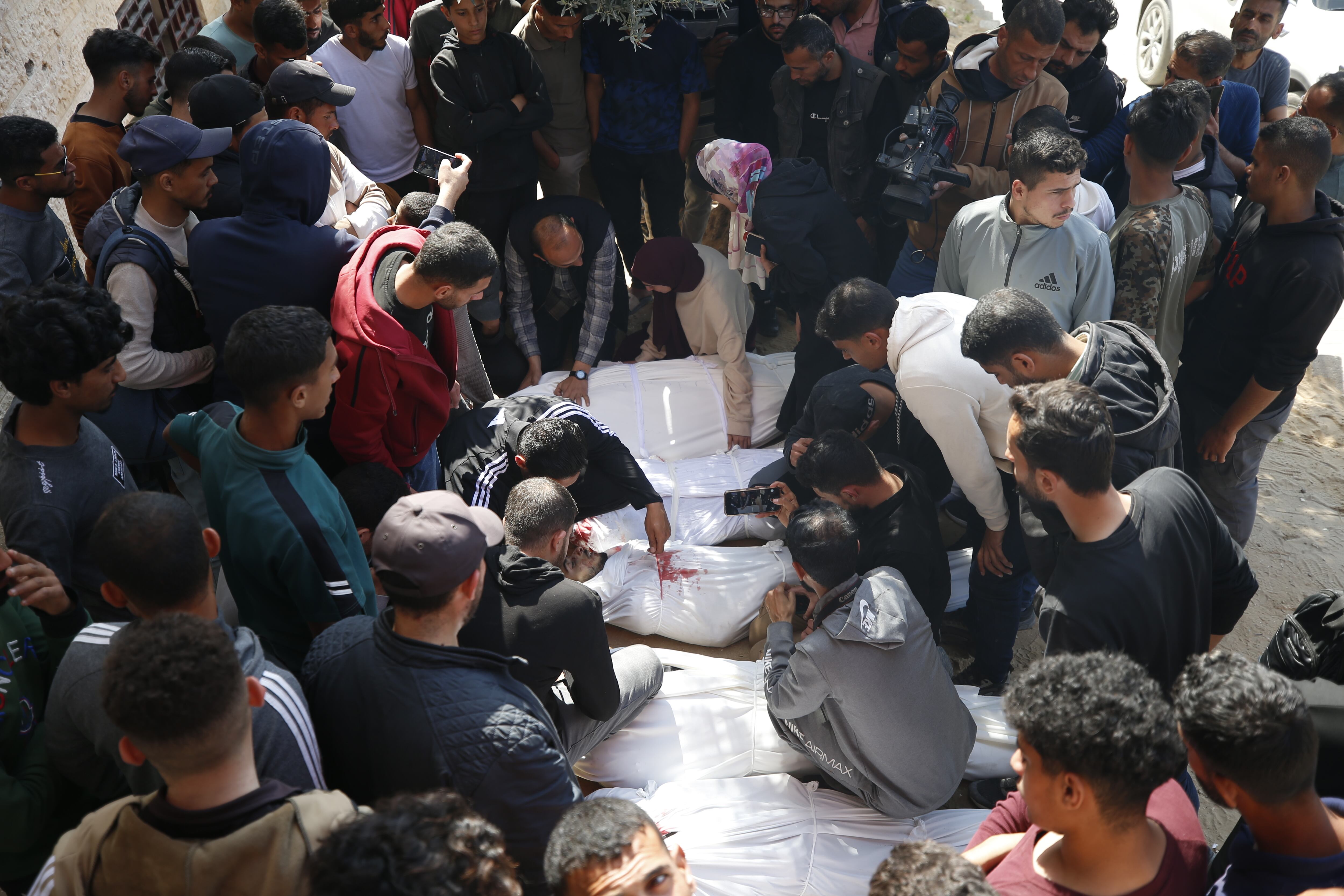 Familiares de los 9 palestinos, entre ellos 3 periodistas, fallecidos a consecuencia de los ataques aéreos israelíes en Beit Lahia, lloran mientras los cadáveres son trasladados al Hospital Indonesio de Beit Lahia, Gaza, el 15 de marzo de 2025.