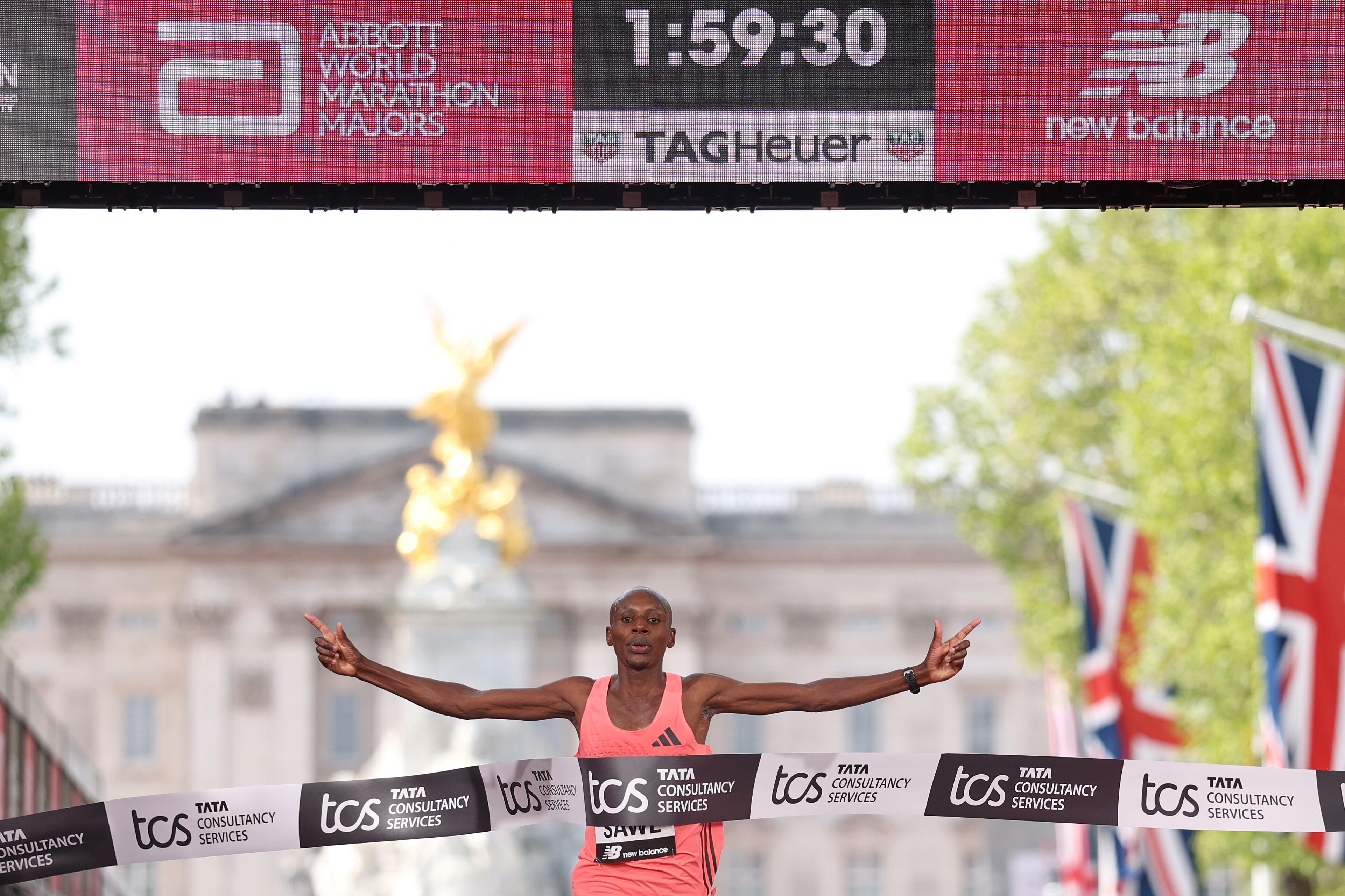 Sabastian Sawe cruza la meta al ganar el Maratón de Londres, el domingo 26 de abril de 2026. (AP Foto/Ian Walton)