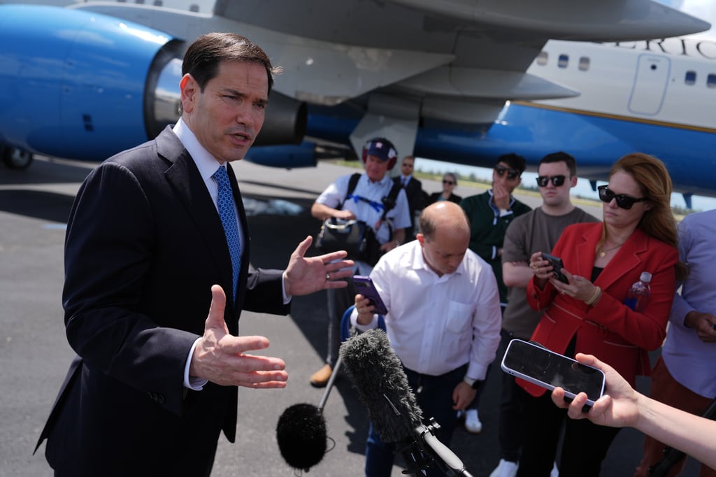 El secretario de Estado Marco Rubio habla con la prensa antes de abordar su avión en la base de la Reserva Aérea de Homestead, el jueves 21 de mayo de 2026.