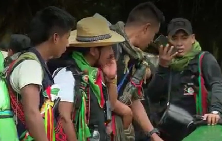 La mujer es la única entre el grupo de hombres de la Guardia Indígena del Cauca