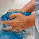 ¿Qué gasta más agua entre lavar a mano o en lavadora?