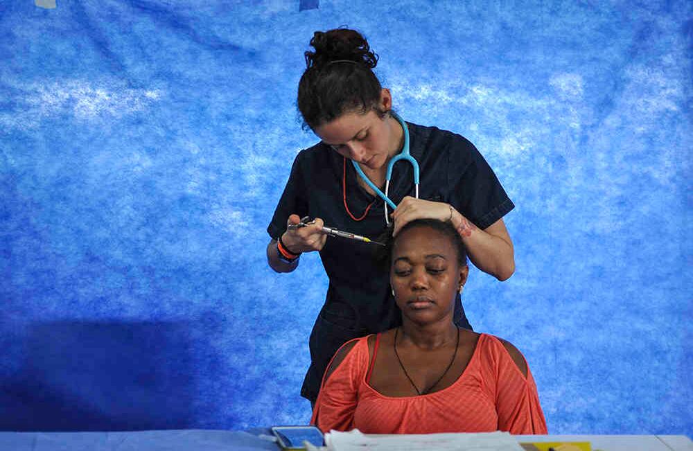 Susana presta servicios de medicina alternativa con terapias de inyecciones en todo el cuerpo. Foto: Danilo Canguçu