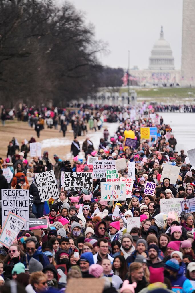 La gente marcha hacia el Monumento a Lincoln durante la Marcha del Pueblo, el sábado 18 de enero de 2025, en Washington. (Foto AP/Julio Cortez)