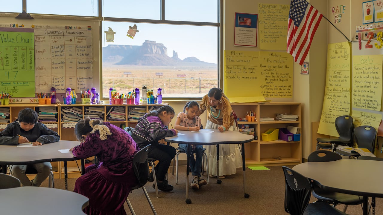 Directores y maestros en varios estados advierten que la baja matrícula extranjera ya provoca recortes de fondos y el cierre de programas esenciales.