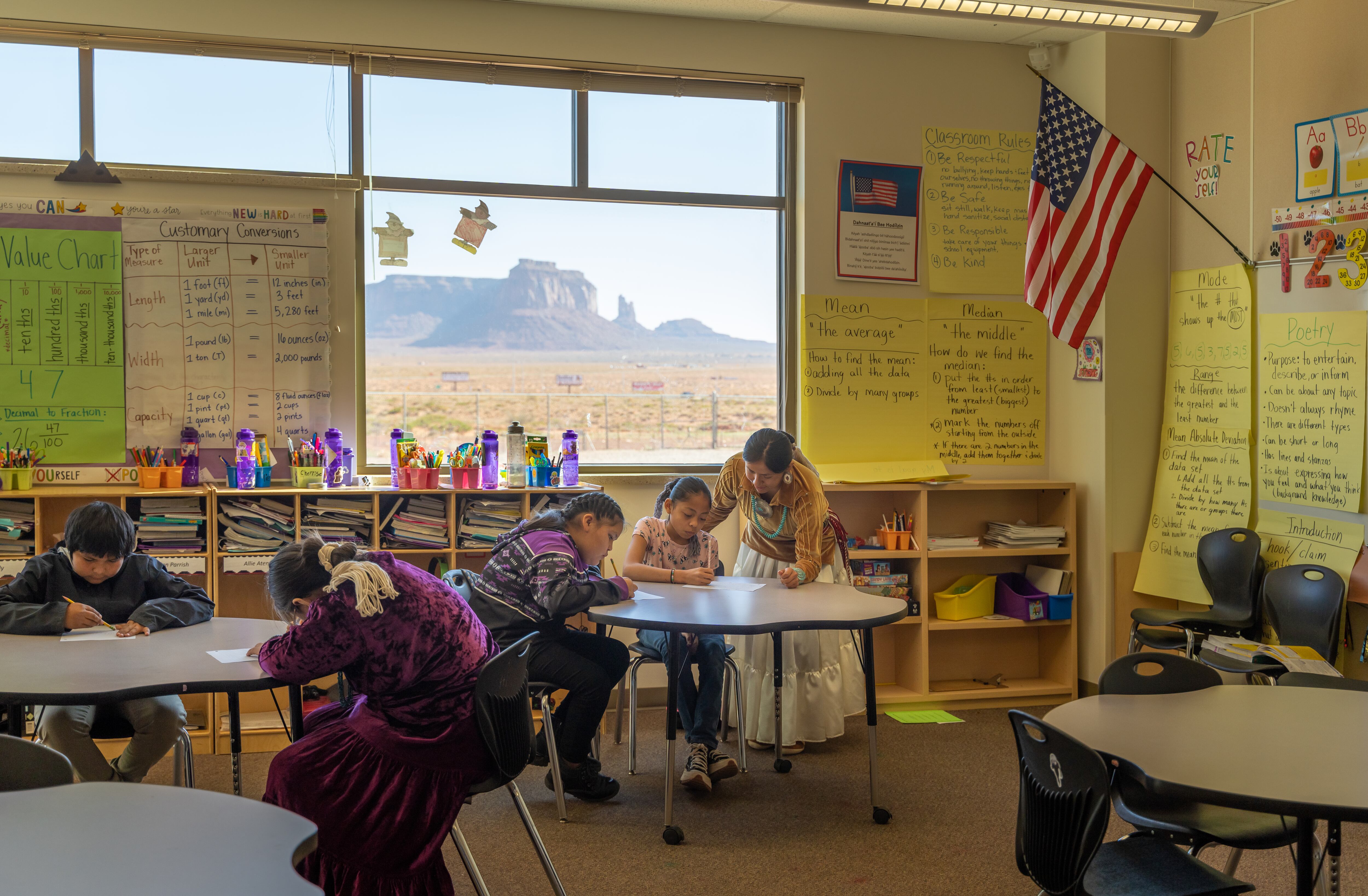 Directores y maestros en varios estados advierten que la baja matrícula extranjera ya provoca recortes de fondos y el cierre de programas esenciales.