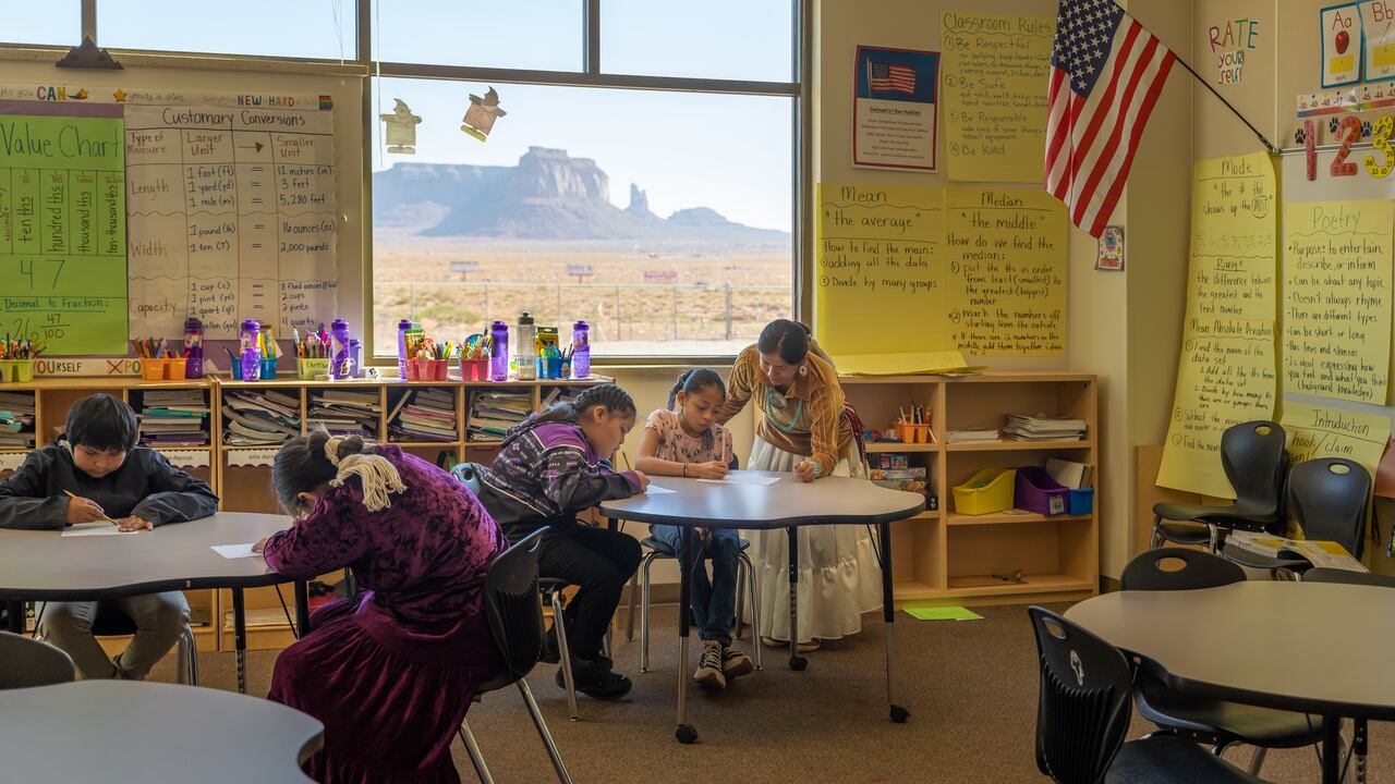 Directores y maestros en varios estados advierten que la baja matrícula extranjera ya provoca recortes de fondos y el cierre de programas esenciales.