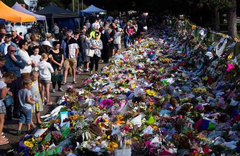 19 de marzo - Homenajes florales a quienes fueron asesinados a tiros en las dos mezquitas de Neuva Zelanda en el Jardín Botánico en Christchurch. FOTO:  Marty MELVILLE / AFP
