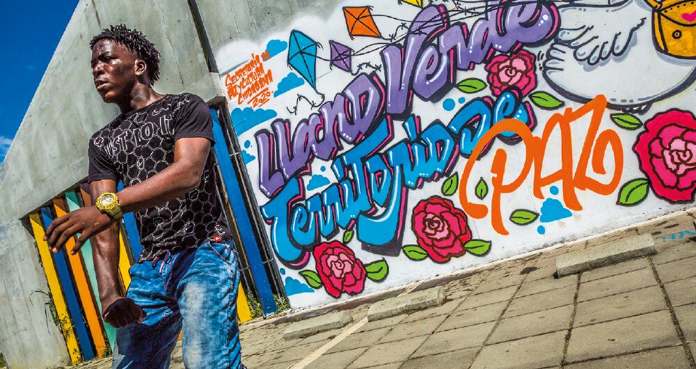  En Llano Verde no hay espacio para la cultura. A los grupos de baile les toca ensayar afuera del único colegio. Danzan con temperaturas de hasta 40 grados.