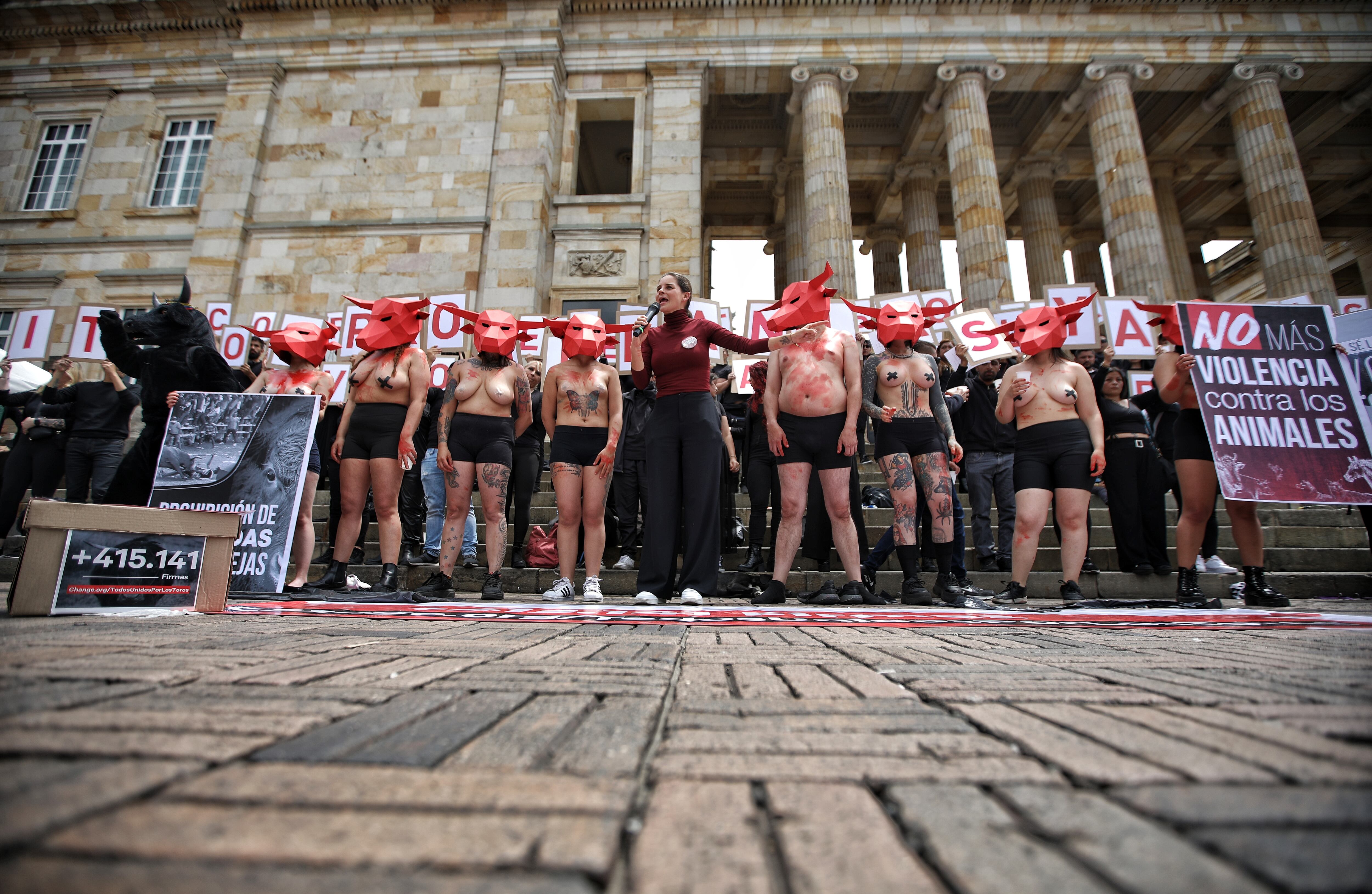 Protesta antitaurina en la plaza de Bolívar frente al Congreso de la República