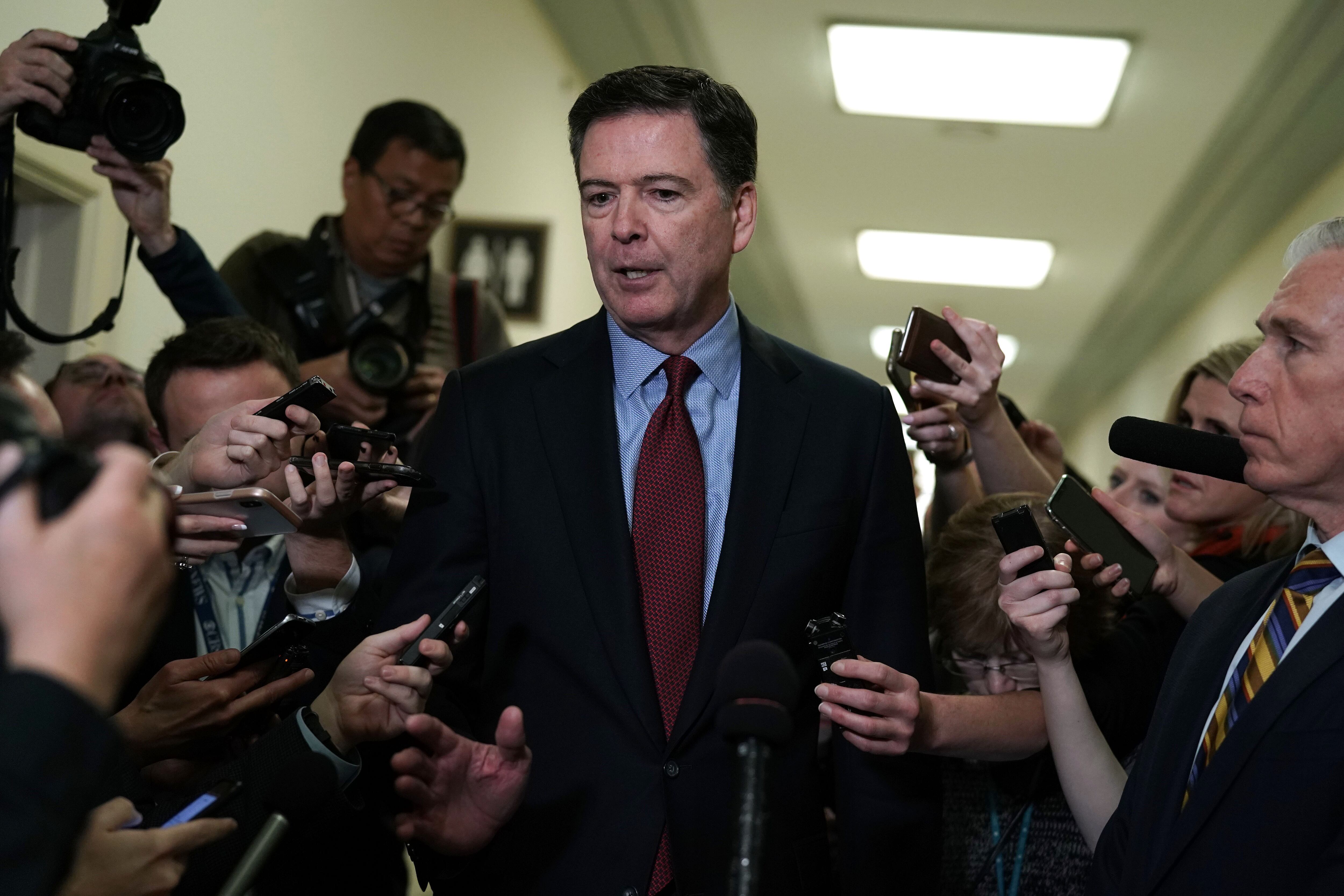 El exdirector del FBI, James Comey, habla con miembros de la prensa en el edificio Rayburn de la Cámara de Representantes