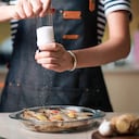 El consumo excesivo de sal puede estar relacionado con la retención de líquidos.