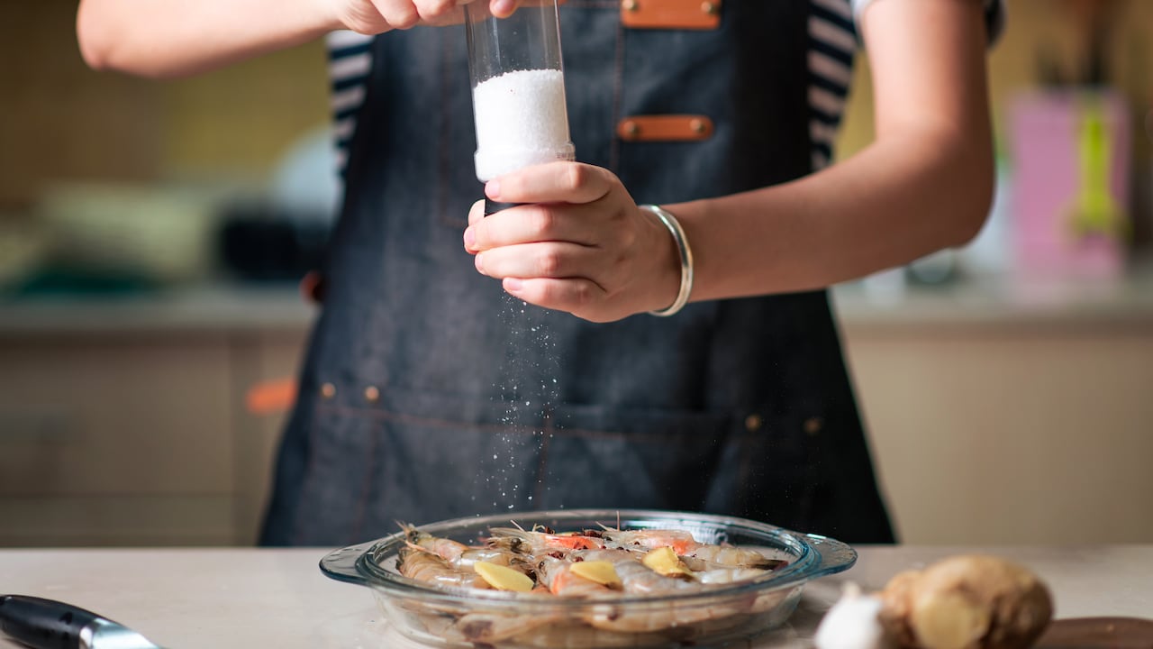 El consumo excesivo de sal puede estar relacionado con la retención de líquidos.