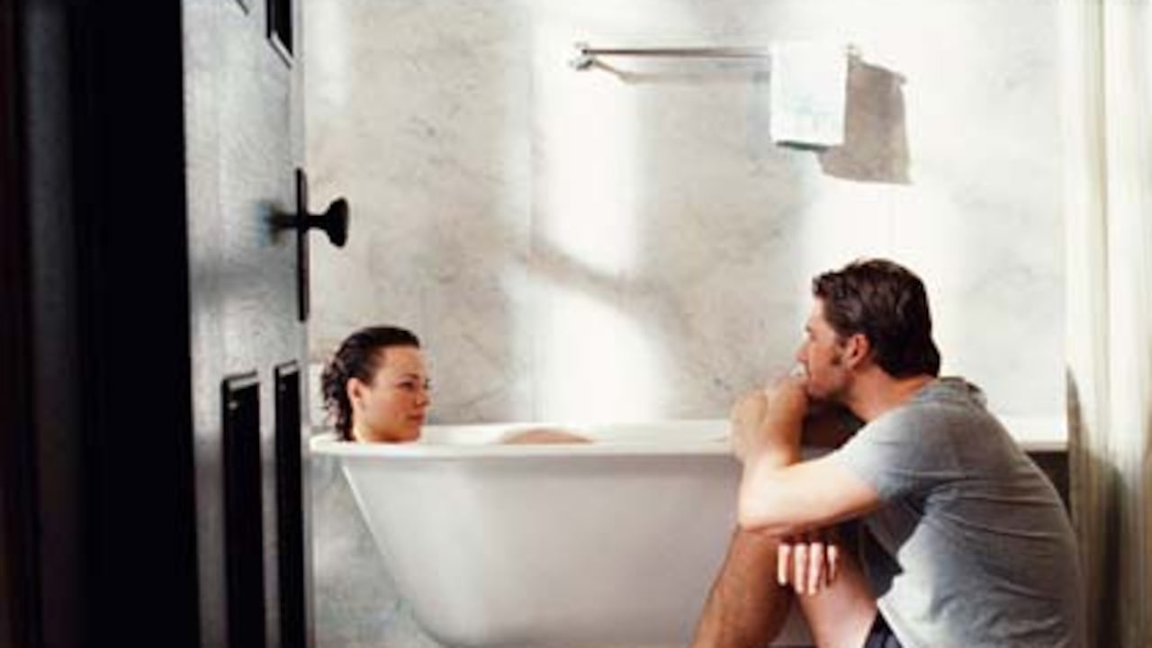 Él, un hombre llamado DeTamble, sufre una curiosa enfermedad: viaja en el tiempo aunque no quiera