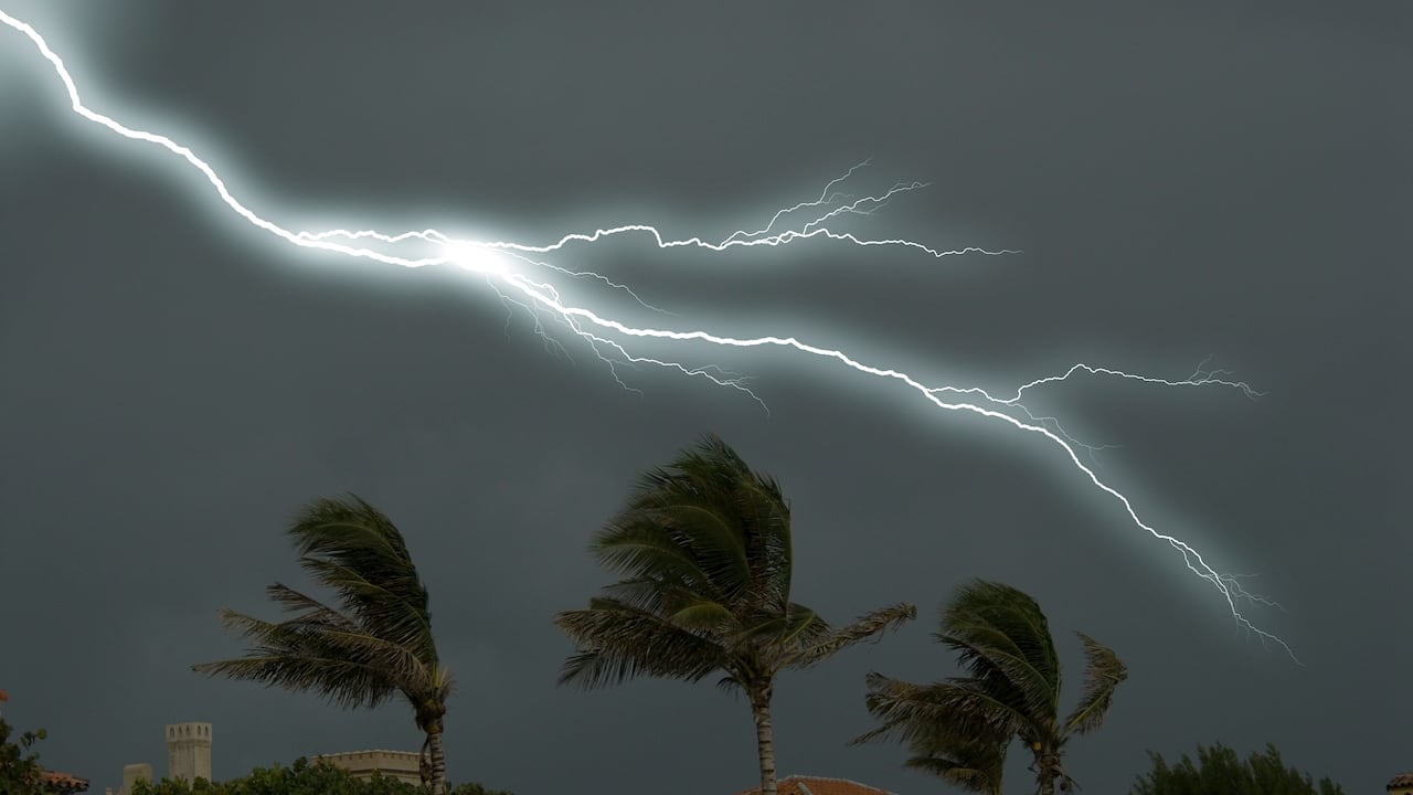 Varios estados del este de EE. UU. se preparan ante la llegada de una tormenta que podría dejar fuertes lluvias y vientos.