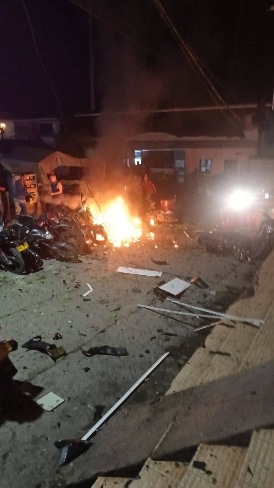 Un policía resultó herido como consecuencia de la explosión.