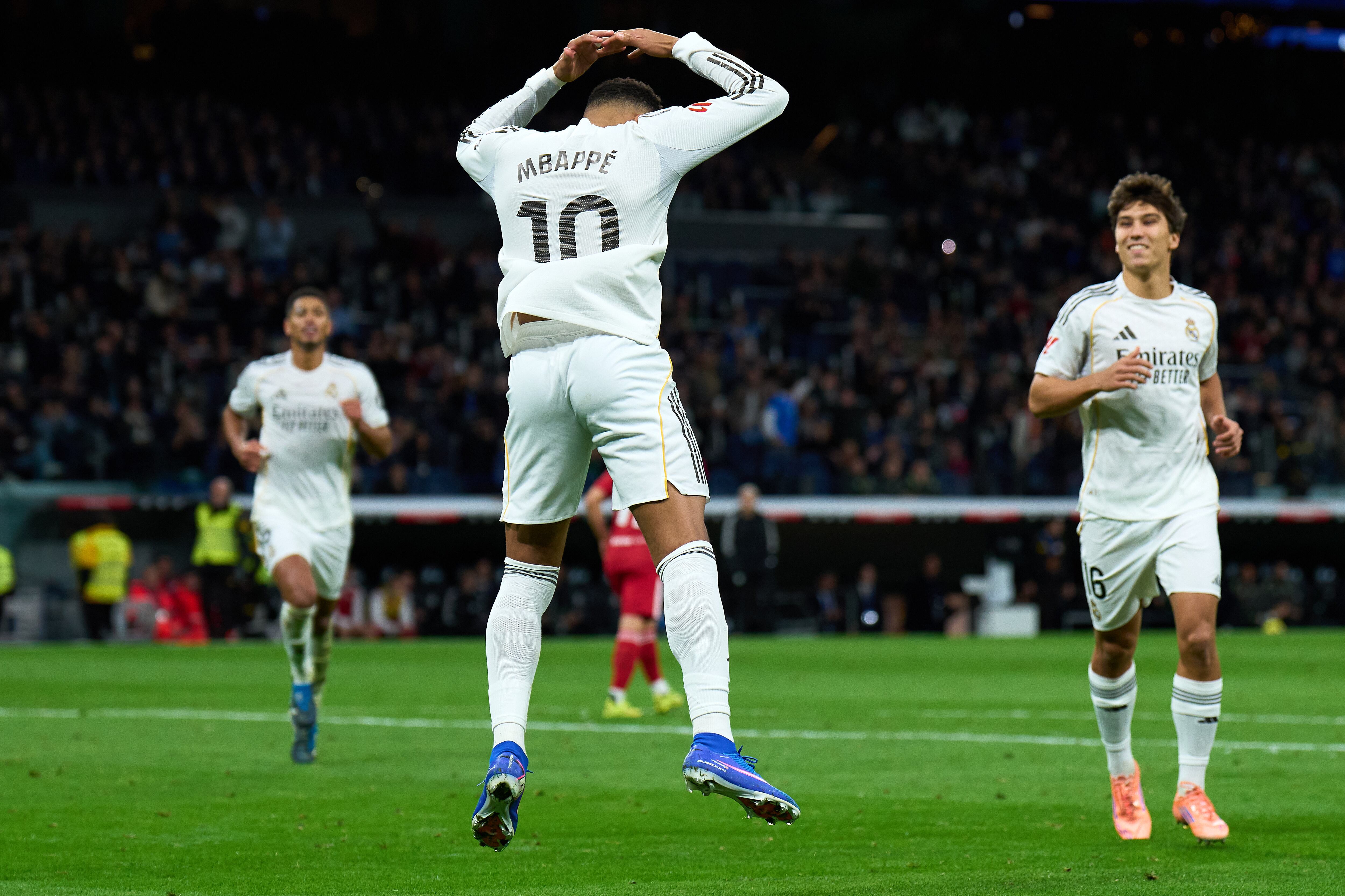 Kylian Mbappé celebra como Cristiano Ronaldo en el Real Madrid.