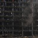 Bomberos extinguen un incendio en un centro comercial tras un ataque en Kiev, Ucrania, el lunes 21 de marzo de 2022. (AP Foto/Felipe Dana)