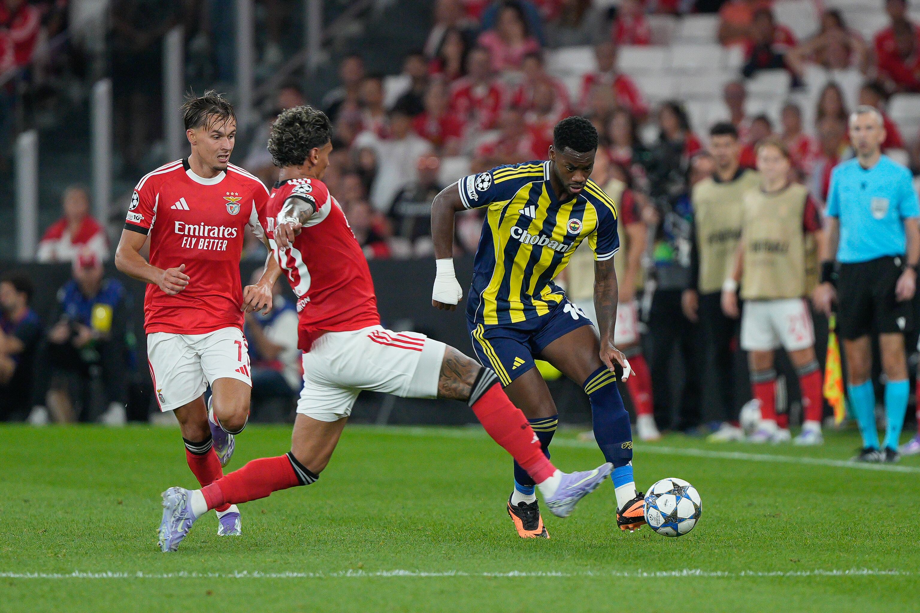 LISBON, PORTUGAL - 2025/08/27: Amar Dedic of SL Benfica (L), Richard Rios of SL Benfica (C) and Jhon Duran of Fenerbahce SK (R) seen in action during UEFA Champions League 2025/26 Play-offs 2nd leg between SL Benfica and Fenerbahce SK at Estadio da Luz. Final score SL Benfica 1 : 0 Fenerbahce SK (Benfica qualified for the UEFA Champions League (UCL) main draw). (Photo by Bruno de Carvalho/SOPA Images/LightRocket via Getty Images)