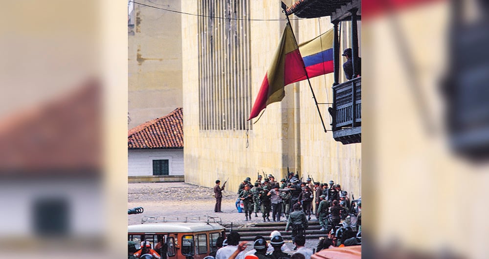 Noemí Sanín, ministra de Comunicaciones, ordenó a los medios de comunicación suspender las transmisiones. 